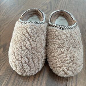 UGG slippers! Like new!